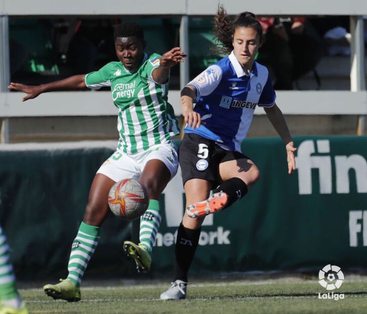 Asantewaa, en la imagen junto a Urruzola, ha anotado el primer gol verdiblanco.