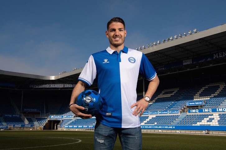 Manu Vallejo posa con su nueva camiseta en Mendizorrotza.