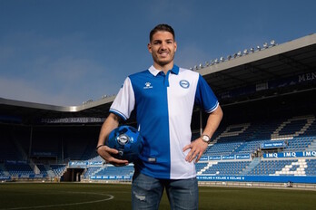 Manu Vallejo posa con su nueva camiseta en Mendizorrotza.