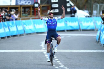 Remco Evenepoel ha dado al Quick Step su primera victoria de la temporada.