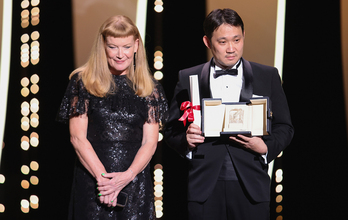Ryûsuke Hamaguchi recibiendo premios en el Festival de Cannes.