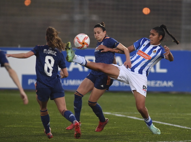 Gaby intenta llevarse el balón ante Kaci y Maite Oroz.