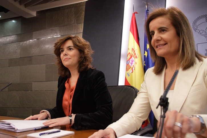 La vicepresidenta Soraya Sáenz de Santamaría y la ministra Fátima Báñez tras la aprobación de la reforma de 2012.