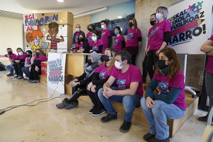 Euskal Eskola Publikoaz Harro plataformak Gasteizen eguerdian egindako agerraldia.