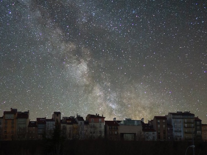 El paseo de Ronda de Iruñea con un fondo estrellado.