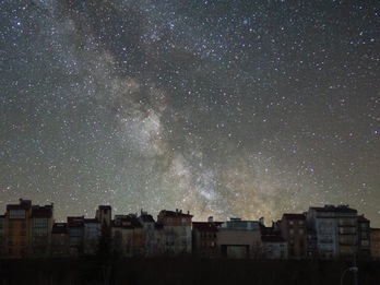 El paseo de Ronda de Iruñea con un fondo estrellado.
