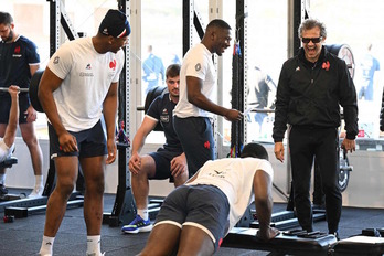 El técnico galo, Fabien Galthié, bromea con sus jugadores en el gimnasio. 
