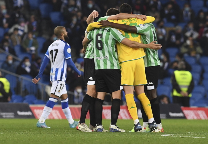 Los jugadores del Betis celebran uno de los cuatro goles ante la Real en Copa.