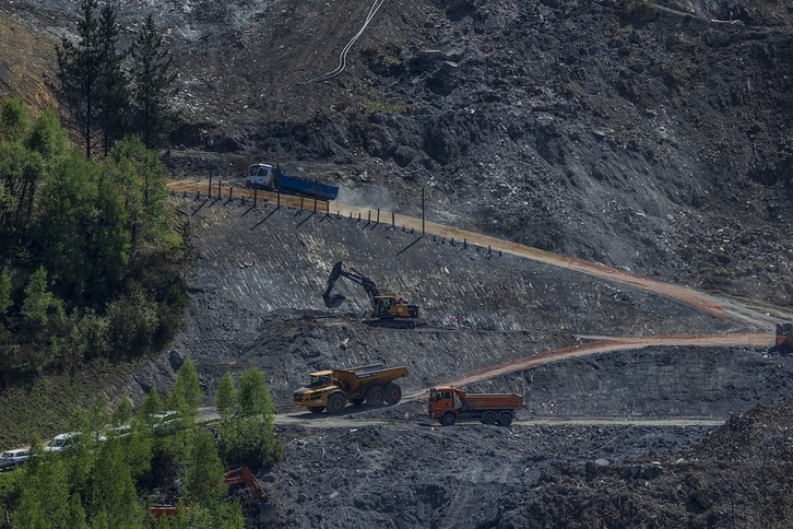 Camiones y excavadoras trabajando, en abril de 2020, en el vertedero derrumbado en el barrio de Eitzaga.