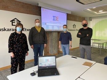 DE Ingurune Digitaleko Hiztegi Eleaniztuna aurkeztu dute.