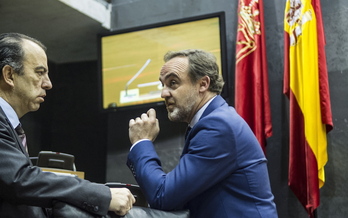 García Adanero conversa con Esparza en el Parlamento navarro, en una imagen de 2017.