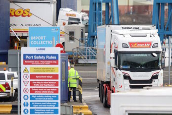 Controles aduaneros en Larne Port, norte de Belfast.