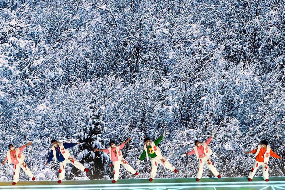Hotza irudikatzen duen paisaia ere irudikatu dute estadio barruan.