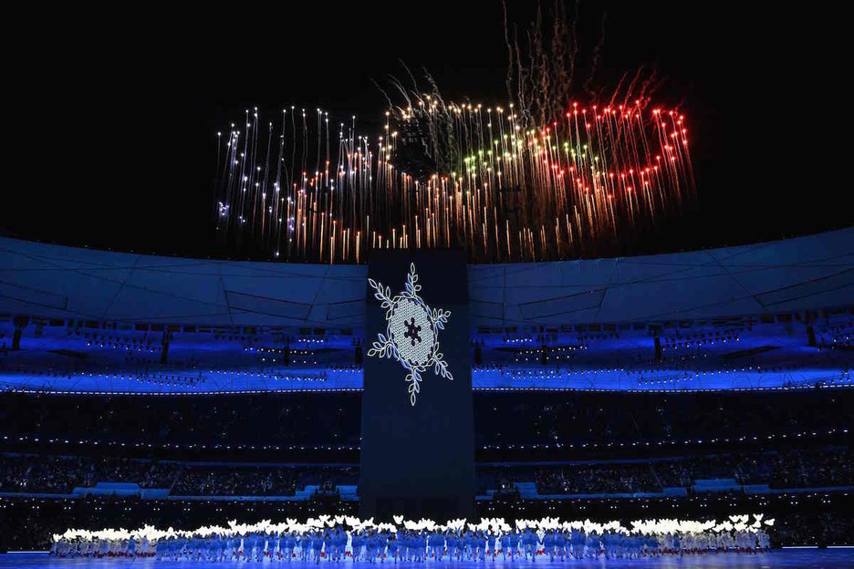 Estadio barrutik olinpiar eraztunak irudikatzen zituzten su artifizialak ikusi ahal izan dira.