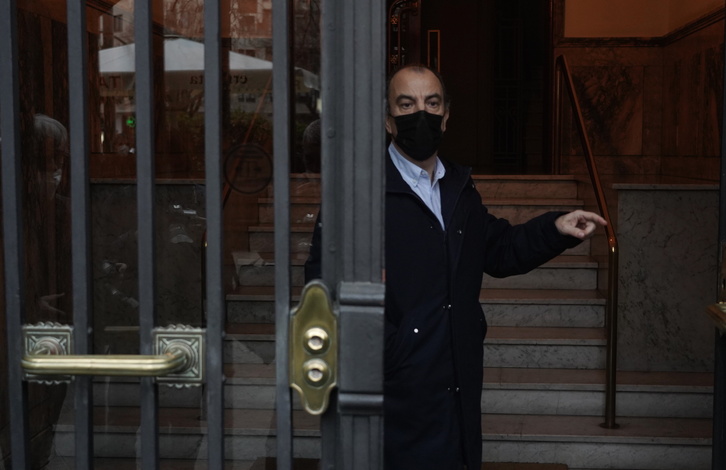Carlos García Adanero, a las puertas de la sede de UPN en Iruñea.
