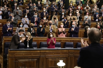 El bloque del Gobierno aplaude la aprobación de su reformá en el Congreso.