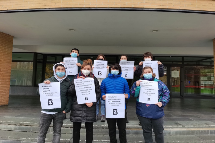 Miembros de Bizi Zizur muestran sus reivindicaciones