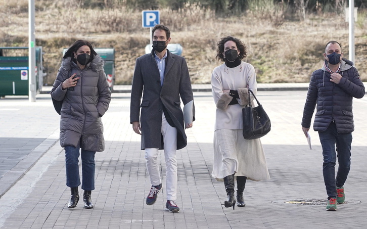 Sayas, segundo por la izquierda, llega al Navarra Arena para defenderse en el Consejo Político de UPN.