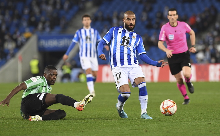 Imanol no ve en su mejor nivel a Rafinha, que conduce el balón ante la mirada de Martínez Munuera el jueves.