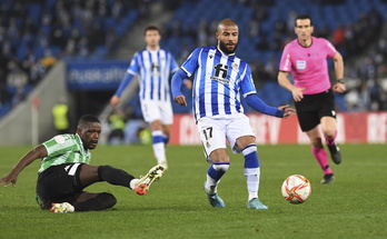 Imanol no ve en su mejor nivel a Rafinha, que conduce el balón ante la mirada de Martínez Munuera el jueves.