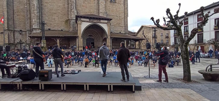 Aspecto general de la plaza. Sobre el escenario, amigos de los dos fallecidos. 
