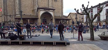 Aspecto general de la plaza. Sobre el escenario, amigos de los dos fallecidos. 