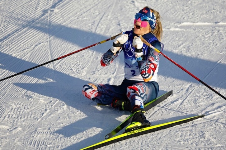 Therese Johaug, exultante de felicidad al lograr la medalla de oro en el Juegos de Beijing 2022.