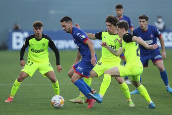 Los azules esperan convertir el triunfo ante el Girona en un punto de inflexión. En la imagen, Gorka Larruzea rodeado de rivales.