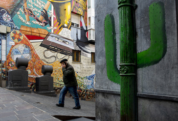 na calle de Gasteiz, ciudad que es un auténtico museo del «street art» al aire libre.