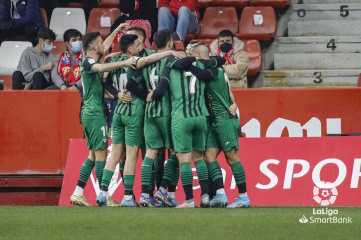 Los armeros celebran el gol de Corpas, que ha acabado dándoles la victoria.