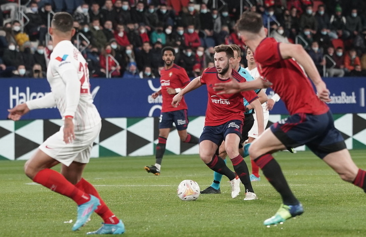 Moncayola con la pelota durante el partido ante el Sevilla.