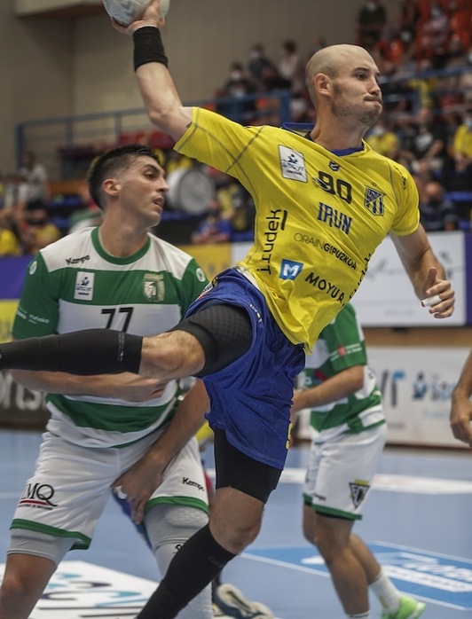 Adrián Fernández, uno de los artífices del triunfo de Bidasoa-Irun en el derbi de Iruñea.