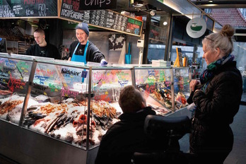 Imagen tomada en el mercado de pescado de Torvehalleme, en Copenhage, el 1 de febrero, primer día sin restricciones en vigor.