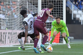 Oyarzabal, en una de las pocas opciones creadas en el primer tiempo.