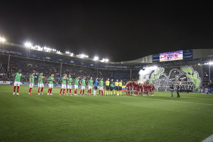 Gizonezkoen Euskal Selekzioak Mendizorrotzan Venezuelaren aurka jokaturiko partida hasierako irudia.
