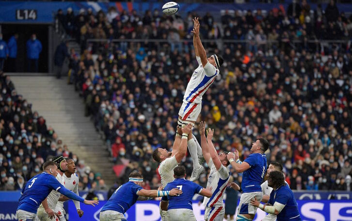 Cretin se hace con el oval para Francia en un saque lateral.
