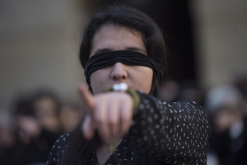 «Bortxatzaile bat zure bidean» performancea Donostian, orain dela hiru urte.