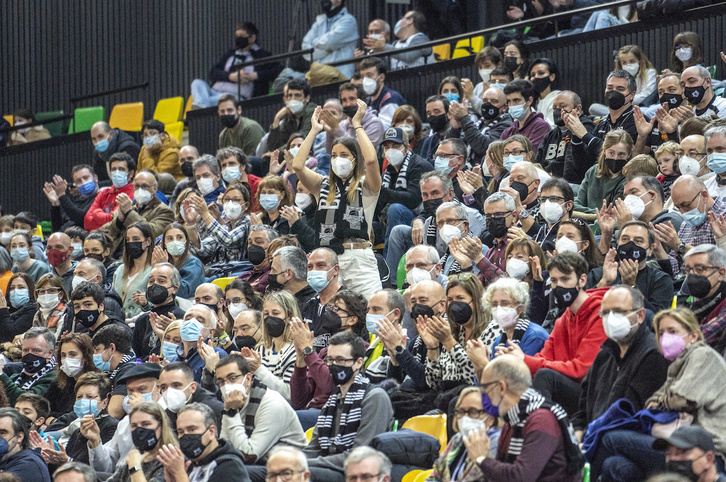 La grada de Miribilla en un partido de Bilbao Basket. 
