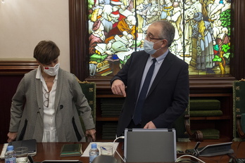 Enrique Maya, junto a Ana Elizalde, en el último Pleno del Ayuntamiento de Iruñea.