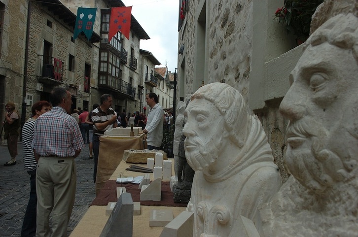 Una calle del centro de Artziniega durante una jornada de su feria medieval.