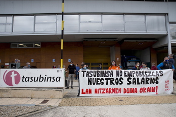 Miembros de la plantilla de Tasunbisa se manifestaban frente a las oficinas de la empresa, en 2020. 