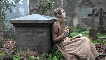 Mary Shelley -Elle Fanning- junto a la tumba de su madre en la película 'Mary Shelley'.