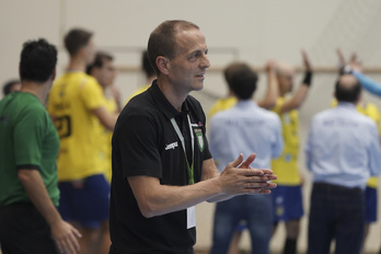 Quique Domínguez felicita a sus jugadores en un partido anterior.
