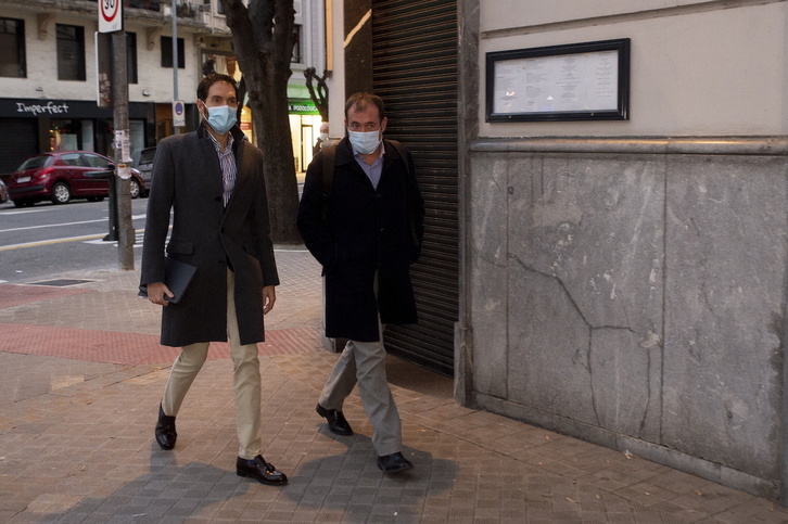 Sergio Sayas llega junto al abogado Eduardo Ruiz de Erenchun a la sede de UPN.