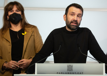 Pau Juvillà, con Laura Borràs detrás, en el Parlament, antes de que todo estallara.