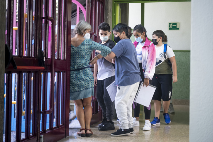 Ikasle eta irakaslea elkar agurtzen ikasturte hasieran.