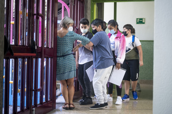 Ikasle eta irakaslea elkar agurtzen ikasturte hasieran.