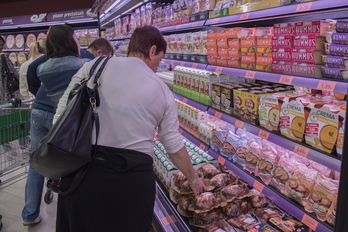 Caldos, cremas y comida precocinada en un supermercado de Irun.