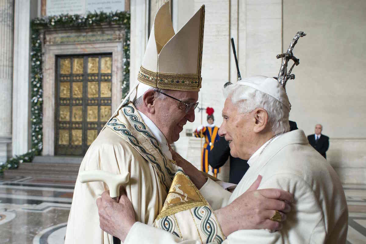 Los papas Francisco y Benedicto XVI durante un encuentro en el Vaticano. (L'OSSERVATORE ROMANO)