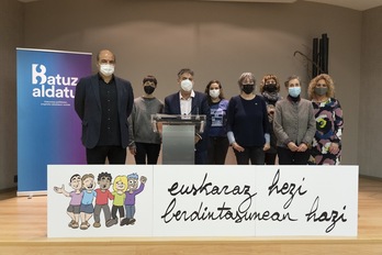 Hezkuntza komunitateko eragile nagusiak, euskal sindikatuen gehiengoa eta Kontseilua, elkarrekin hizkuntzaren inguruko adostasuna aurkezten, joan den abenduaren 16an, Gasteizen.